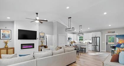 Dollywood Cups~ Private Zipline ~Arcade~ Hot Tub ~Sleeps 12