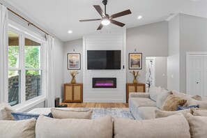 Smart TV, fireplace