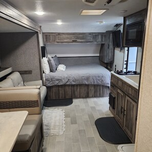 1 bedroom, iron/ironing board, WiFi, bed sheets - Serene RV with AC in Summerville (Summerville)