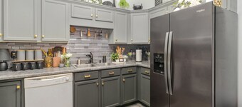 時尚兩臥室聯排別墅 - 附車庫和露台，適合長住或工作派遣  