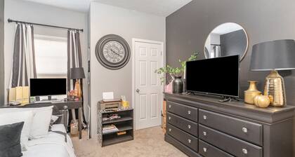 Stylish 2BR Townhome w Garage Patio Perfect for Stays or Assignments