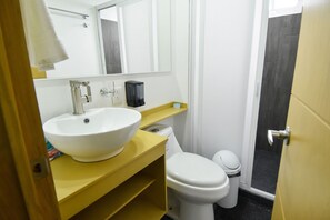 Chambre simple | Salle de bain | Douche, serviettes fournies, savon, shampooing