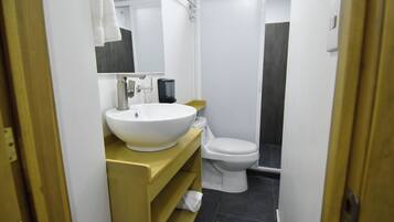 Habitació individual bàsica | Bany | Dutxa, tovalloles, sabó i xampú