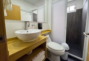 Quadruple Room | Bathroom | Shower, towels, soap, shampoo