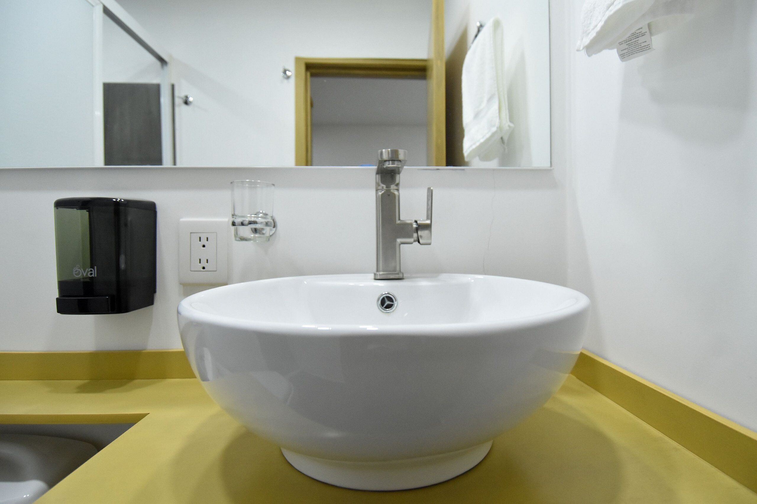 Habitación cuádruple | Baño | Regadera, toallas, jabón, shampoo 