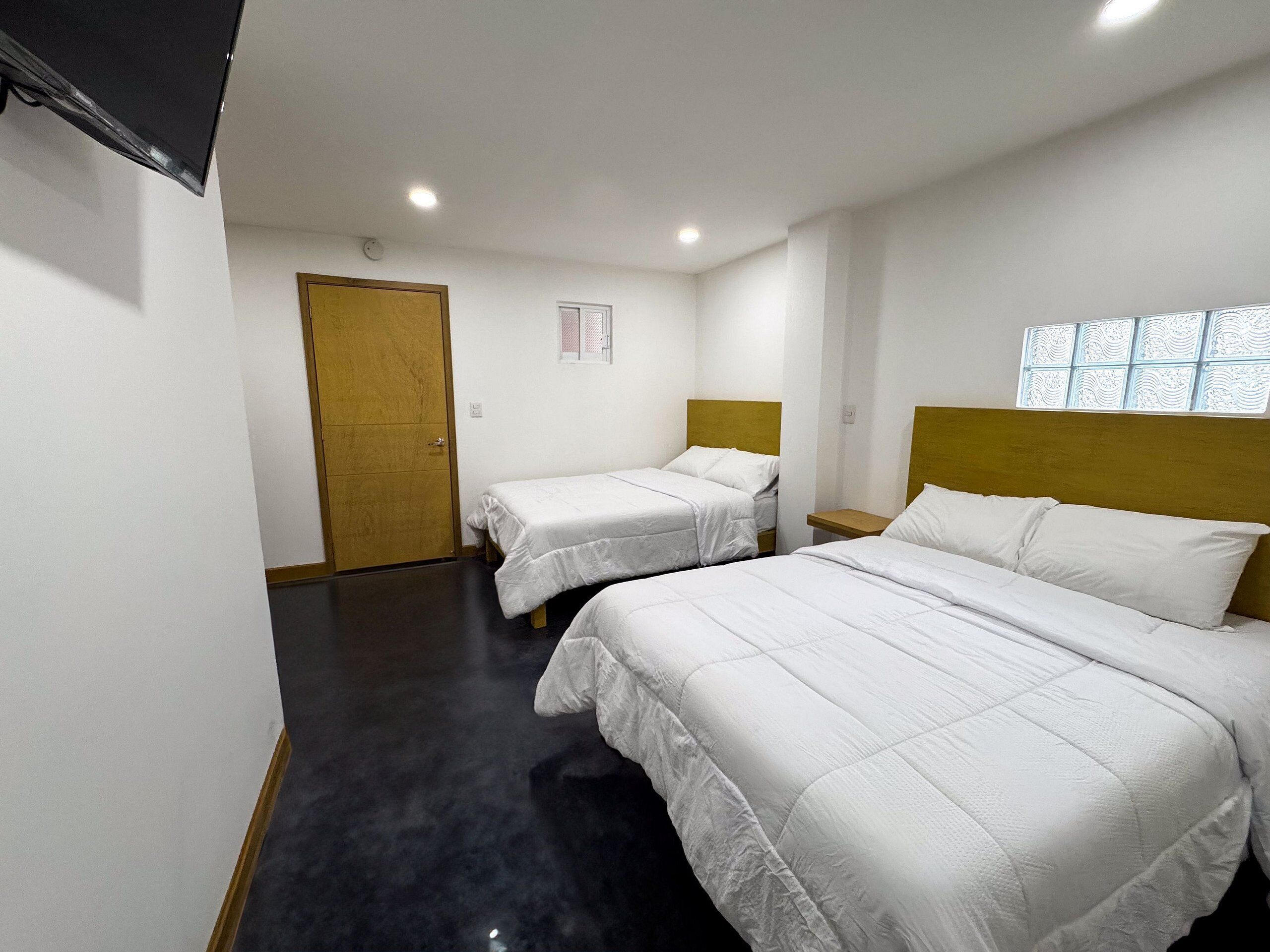 Habitación cuádruple | Espacio para trabajar con laptop, wifi gratis y ropa de cama 