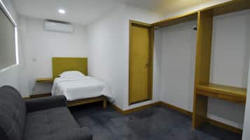 Habitación individual básica | Espacio para trabajar con laptop y wifi gratis