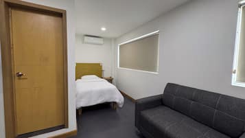 Habitación individual básica | Espacio para trabajar con un portátil, wifi gratis, ropa de cama