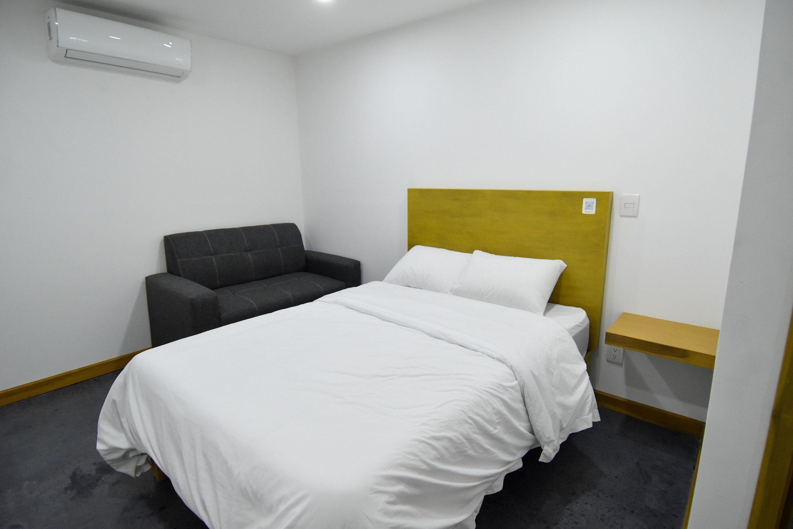 Habitación doble | Espacio para trabajar con laptop, wifi gratis y ropa de cama 