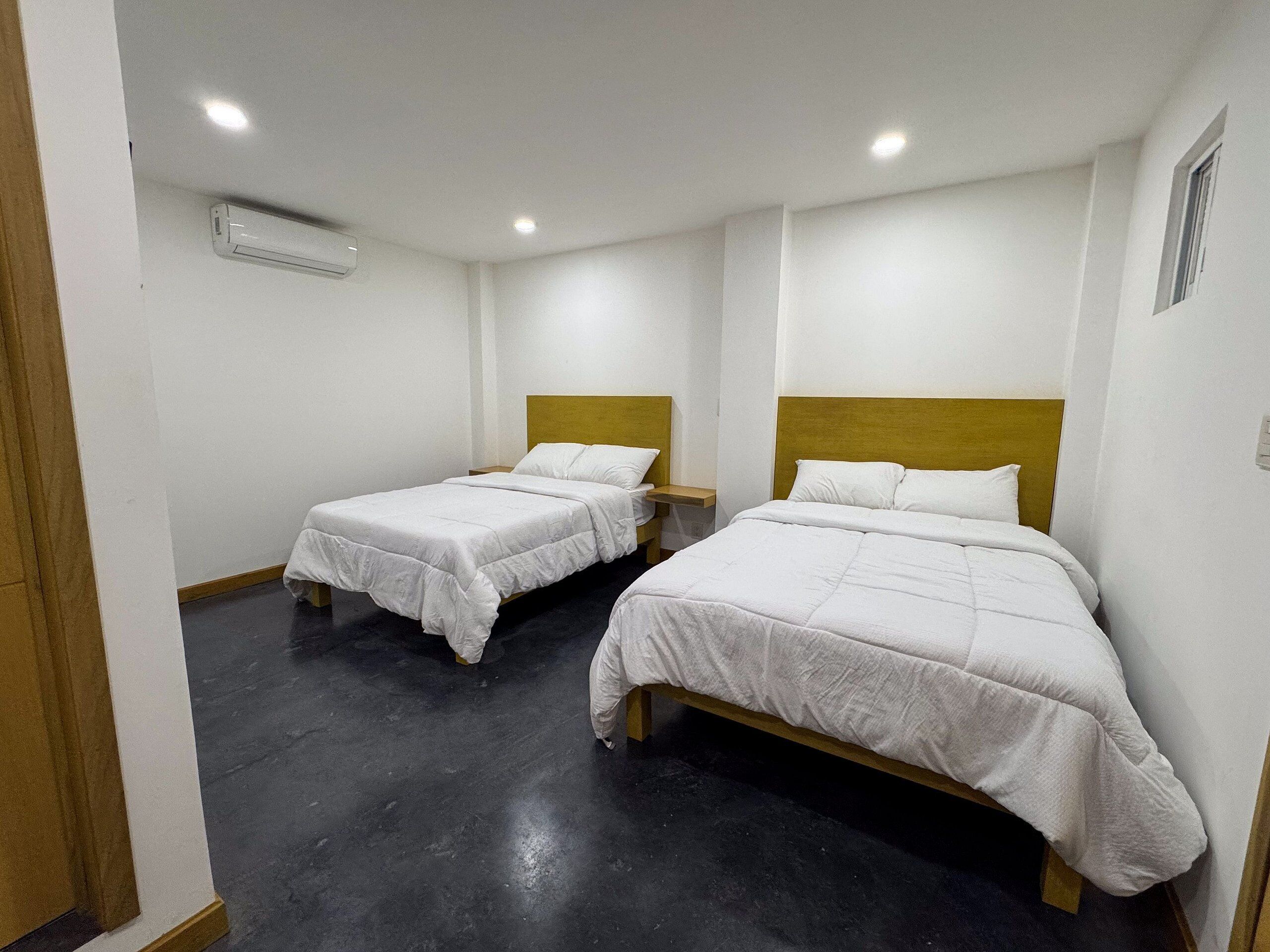 Habitación cuádruple | Espacio para trabajar con laptop, wifi gratis y ropa de cama 