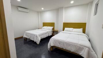 Habitación cuádruple | Espacio para trabajar con laptop, wifi gratis y ropa de cama