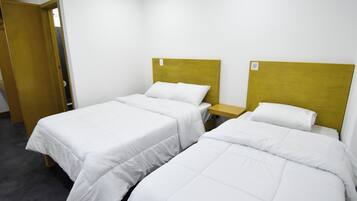 Habitació triple Comfort | Espai de treball apte per a portàtils, wifi gratuïta i roba de llit