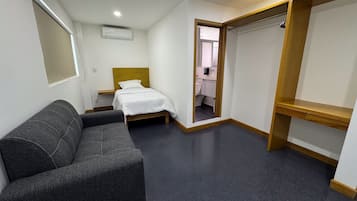 Habitación individual | Espacio para trabajar con laptop, wifi gratis y ropa de cama