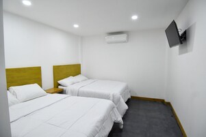 Espacio para trabajar con laptop, wifi gratis y ropa de cama 