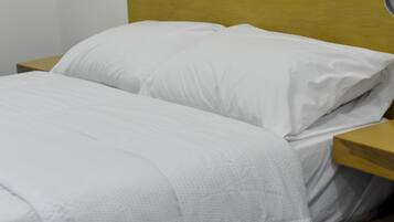 Habitación doble | Espacio para trabajar con laptop, wifi gratis y ropa de cama