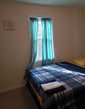 3 habitaciones, tabla de planchar con plancha, internet y ropa de cama 