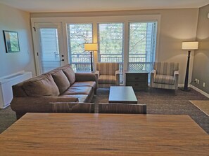Living area - Seventh Mountain Resort - Cute 3 Bedroom Condo with Fireplace - 823 (Bend)
