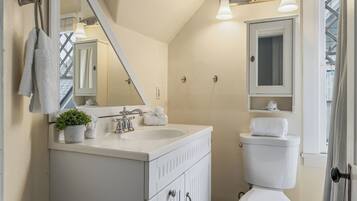 淋浴设施、吹风机、毛巾、肥皂