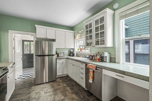 The Retreat - Spacious Luxury Stay • Workspace & Private Patio