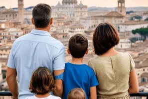 Una familia de cuatro personas contempla un paisaje urbano histórico con arquitectura destacada.