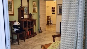 A room with a wooden chair, a bookshelf, and a door leading to another room. - Happy Home Piramide Cestia Lussuoso Unico Esclusivo a Roma (Rome)
