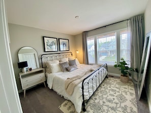 4 makuuhuonetta, silitysrauta/-lauta, ilmainen Wi-Fi, vuodevaatteet