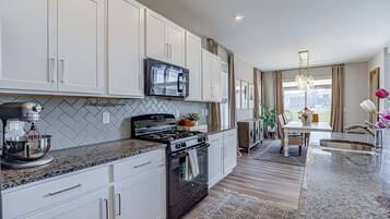 Microondas, horno, placa de cocina y lavavajillas