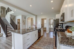 Mikroaaltouuni, uuni, liesi, astianpesukone