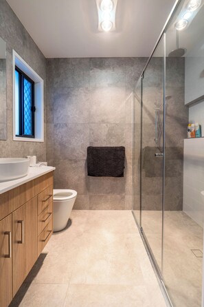 Ducha, secador de pelo, toallas y jabón