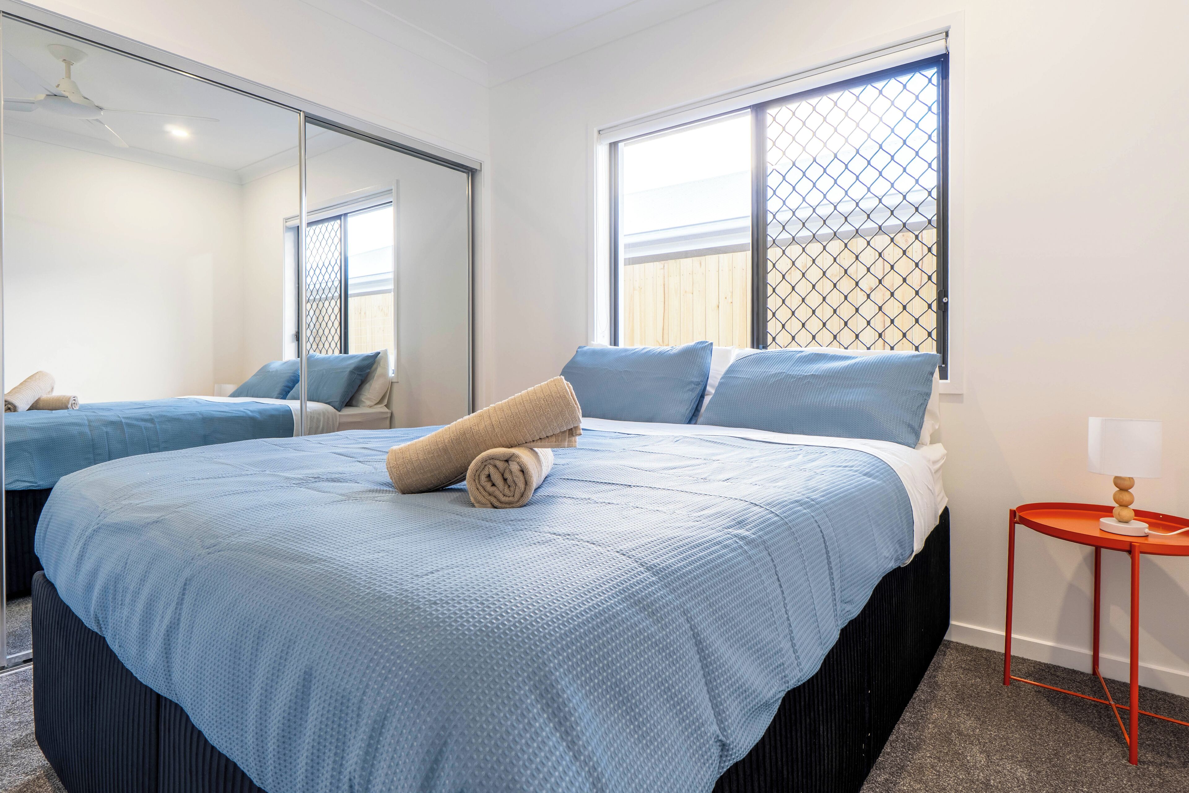 4 habitaciones, tabla de planchar con plancha, wifi y ropa de cama 