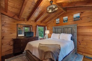 3 bedrooms, desk, WiFi, bed sheets