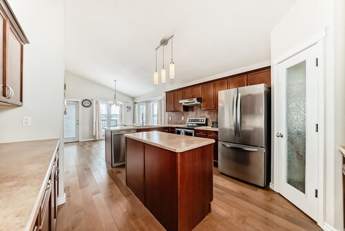 Gorgeous home in Newcastle; close to many amenities