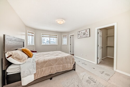 Gorgeous home in Newcastle; close to many amenities