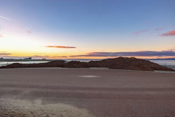 A beach with a clear sky and distant mountains. - Sunbeam House Apartment 3 (Morecambe)