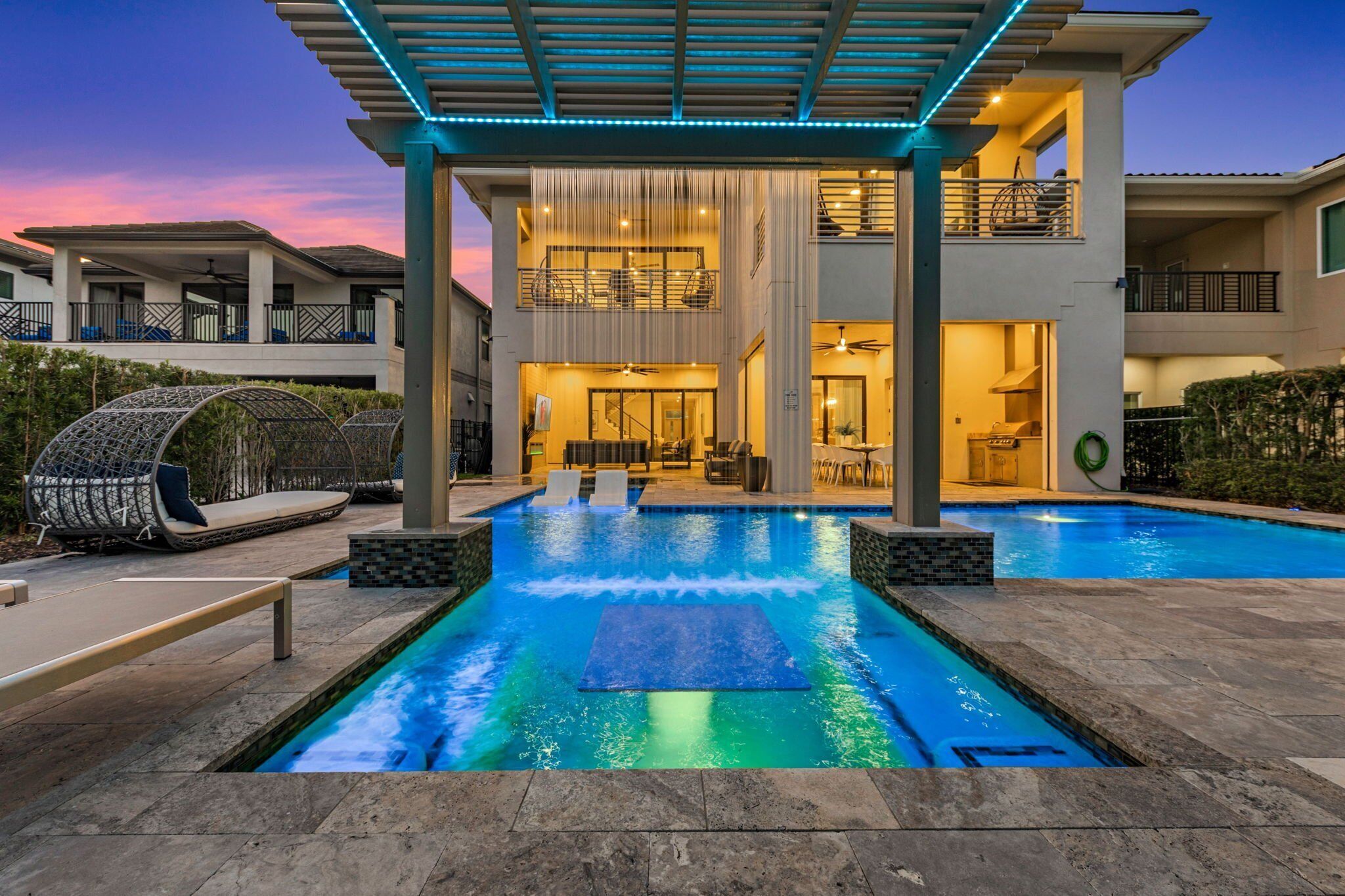 Een verwarmd zwembad