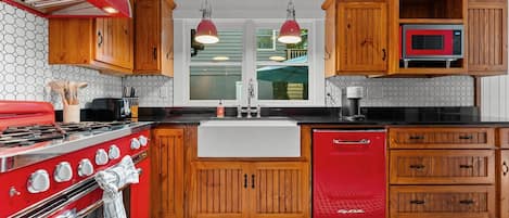 Frigorifero, microonde, forno, piano cottura