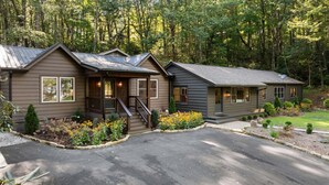 A row of cabins with a covered driveway, surrounded by a forest. - Dahlia House: 3 BDRM home in Highlands, NC, just a short walk to town. (Highlands)