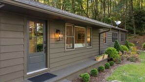 Terrace/patio - Dahlia House: Spacious 5 BDRM retreat in Highlands, NC, steps from town. (Highlands)