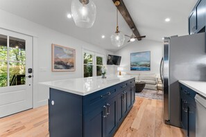 Interior - Dahlia House: Spacious 5 BDRM retreat in Highlands, NC, steps from town. (Highlands)