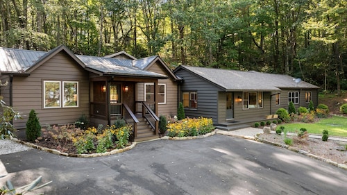 Dahlia House: Spacious 5 BDRM retreat in Highlands, NC, steps from town.