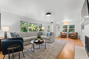 Smart TV, fireplace - Dahlia House: Spacious 5 BDRM retreat in Highlands, NC, steps from town. (Highlands)