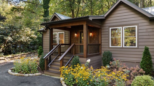 Exterior - Dahlia House: Spacious 5 BDRM retreat in Highlands, NC, steps from town. (Highlands)