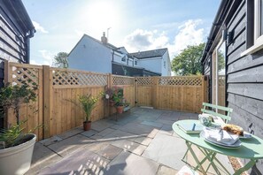 Outdoor dining - Meadow View, Brampton (Brampton)