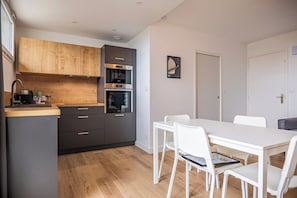 Fridge, microwave, oven, coffee/tea maker