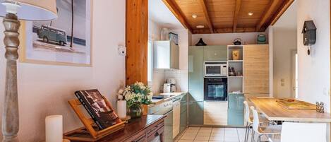 冷蔵庫、電子レンジ、オーブン、コンロ