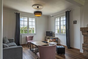 Fernseher, Kamin, Tischtennisplatte