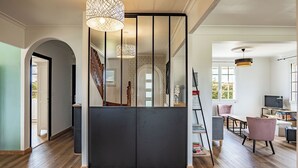 Een modern interieur met een trap, een zithoek en uitzicht op het buitengebied.