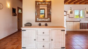 Un'ampia cucina con una grande isola, mobili in legno e un arredamento rustico.