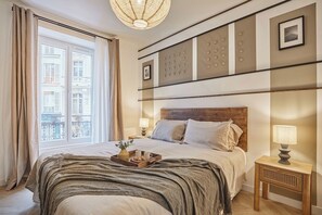 Silitysrauta/-lauta, Wi-Fi, vuodevaatteet