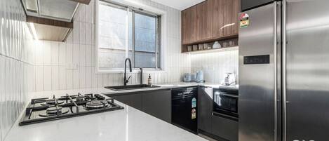 Réfrigérateur, micro-ondes, four, plaque de cuisson